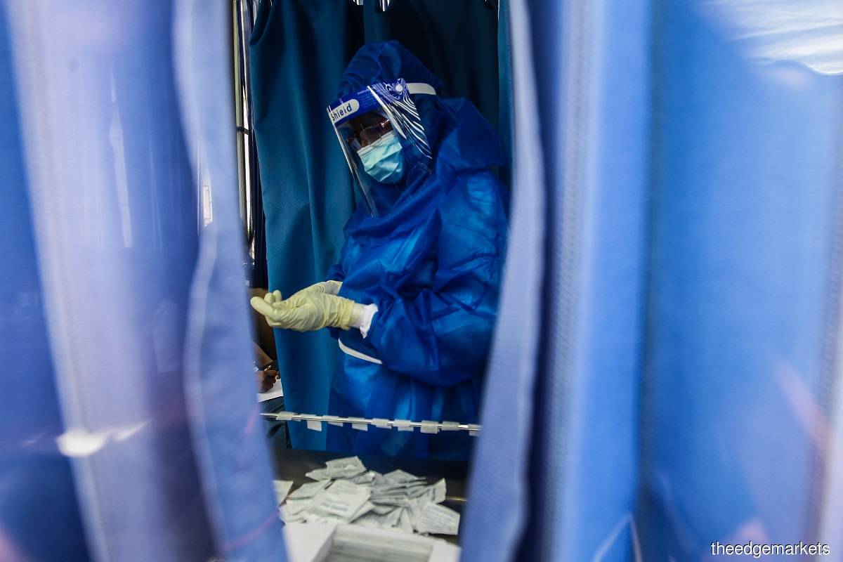 A total of 9,139 Covid-19 vaccine booster doses were administered to the target group on Monday (Oct 18), taking the total number of booster shots given to 30,756 in the country. (Photo by Zahid Izzani Mohd Said/The Edge)